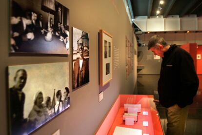 Un hombre visita la exposición <i>La sombra vencida</i>, dedicada a Miguel Hernández, en Elche.