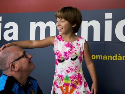 Gisela, con el agente Manuel Mel&eacute;ndez.