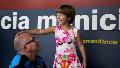 Gisela, con el agente Manuel Meléndez.