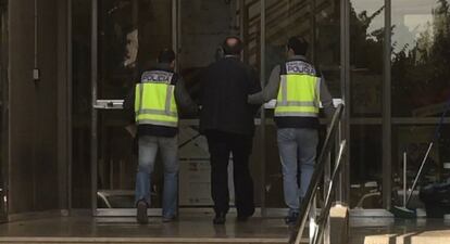 GRA010. VALENCIA, 19/02/2016.- Fotografía facilitada por la Policía Nacional que ha detenido a 91 personas en la comarca valenciana de La Safor por defraudar a la Tesorería General de la Seguridad Social cerca de un millón de euros, y se les imputan 142 delitos de fraude y 6 de falsedad documental. Según ha informado el cuerpo policial, los arrestados son el responsable de una gestoría, que asesoraba a más de 200 empresas con autorización para dar altas y bajas en la Seguridad Social, y un ex funcionario del Servicio Público de Empleo Estatal (SEPE), que trabajaba para él. EFE