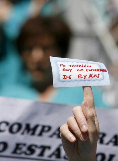 Manifestación de enfermeras ayer a las puertas del Gregorio marañón.