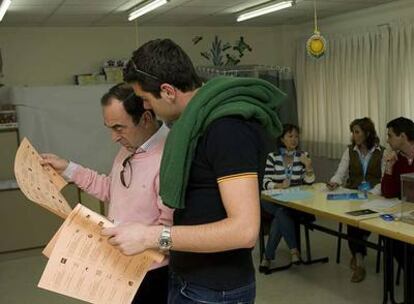 Unos votantes en el colegio Everest de Pozuelo.