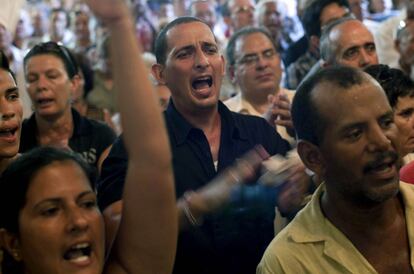 Amigos y familiares del activista Oswaldo Payá, durante el funeral celebrado en La Habana.