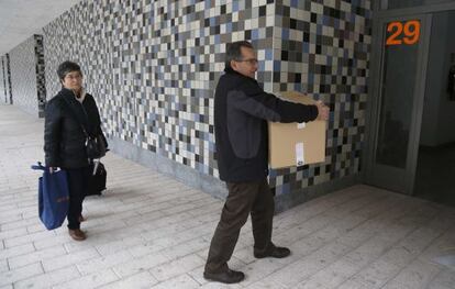 Dos personas afectadas por el incendio de Trintxerpe se disponen a entrar en sus nuevos pisos, en la barrio donostiarra de Morlans.