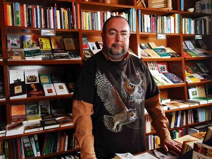 Jesús Martínez en su librería vallisoletana.