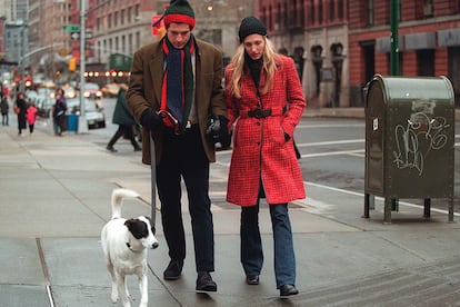 Era inusual ver a Carolyn Bessette con otros tonos que no fuesen los neutros, pero sus looks de calle recogían algún estampado como este abrigo de cuadros que llevó en un paseo por Nueva York junto a su marido en 1997.