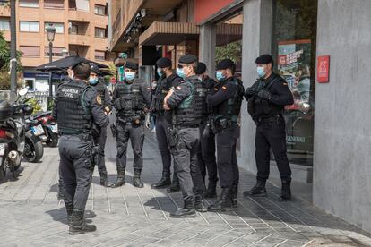 Despliegue de guardias civiles durante los registros del 'caso Azud'.