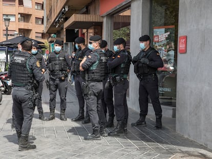 Despliegue de guardias civiles durante los registros del 'caso Azud'.