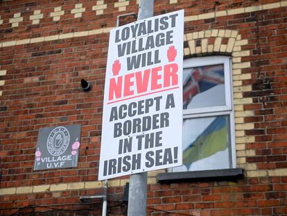 Un póster unionista en Belfast carga contra los controles aduaneros impuestos por el Brexit en el mar de Irlanda.