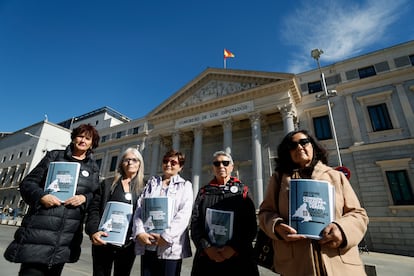 Miembros de las plataformas Marea de Residencias y Verdad y Justicia, este miércoles frente al Congreso de los Diputados, en Madrid.
