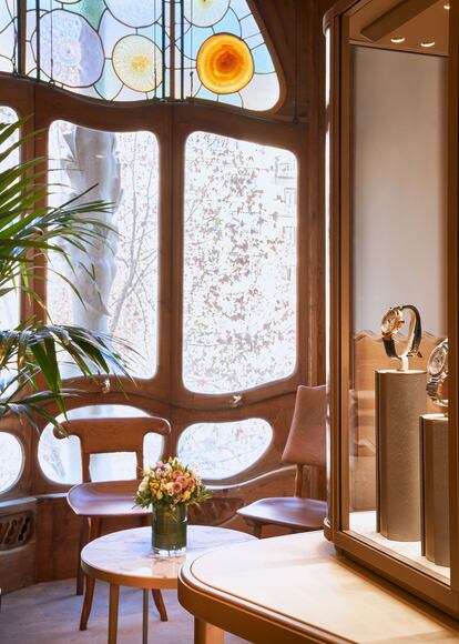 La boutique de Cartier se divide en dos espacios. Uno en el que se organizarán encuentros culturales. Y otro, reservado exclusivamente a las líneas actuales de la marca, con grandes vidrieras que ofrecen una vista privilegiada del Passeig de Gràcia.