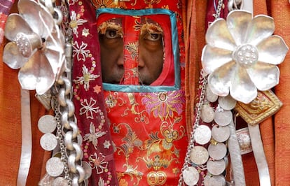 Devotos budistas de Nepal llevan imágenes centenarias de Lord Buddha durante el Pancha Daan, festival celebrado en Bahktapur, Nepa.