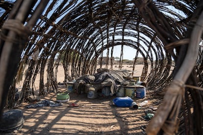 La estructura a base de ramas y palos entramados de una de las viviendas de los nómadas, listo para ser cubierto con esteras.
