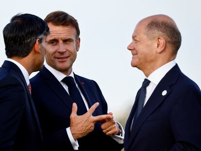 El primer ministro británico, Rishi Sunak (izda) conversa con el presidente de Francia, Emmanuel Macron, y el canciller alemán, Olaf Scholz, en la cumbre del G7.