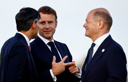 El primer ministro británico, Rishi Sunak (izda) conversa con el presidente de Francia, Emmanuel Macron, y el canciller alemán, Olaf Scholz, en la cumbre del G7.