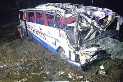 Dos personas han resultado graves este sábado al caer el autobús en el que viajaban por un puente en Linares de Riofrío, en Salamanca.
