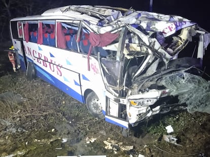 Dos personas han resultado graves este sábado al caer el autobús en el que viajaban por un puente en Linares de Riofrío, en Salamanca.