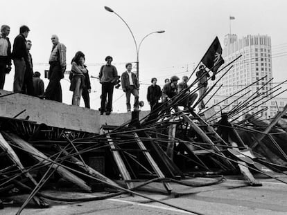 Una barricada delante de la Casa Blanca rusa, en agosto de 1991