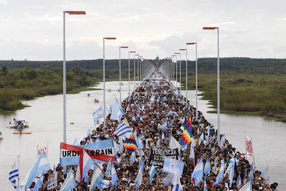 Vecinos de Gualeguaych (Argentina) se manifiestan contra la existencia de una papelera en el ro Uruguay, frontera entre los dos pases.