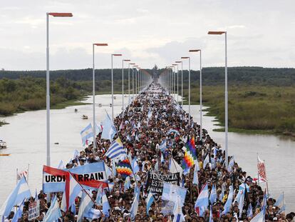 Vecinos de Gualeguaychú (Argentina) se manifiestan contra la existencia de una papelera en el río Uruguay, frontera entre los dos países.