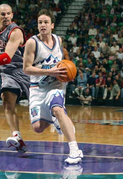 Raúl López, en una entrada a canasta con Utah Jazz en 2004.