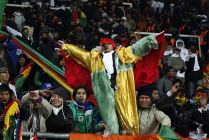 La afición de Bolivia celebra el empate ante Argentina.