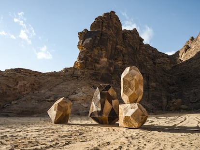 Piel de camello que había sido desechada y placas de aluminio son los materiales que ha utilizado Zeinab AlHasemi en ‘Camoulflage 2.0’, formas geométricas que combinan lo natural con lo artificial. <br></br> Desert X AlUla busca contribuir y continuar con el legado artístico en esta región. En este sentido, aún son visibles algunas de las obras de la primera edición celebrada en 2020, por ejemplo los trabajos de Lita Albuquerque, Manal AlDowayan, Sherin Guirguis, Mohammed Ahmed Ibrahim, Nadim Karam y Superflex permanecen en el <a href="https://www.ourhabitas.com/alula/" target="_blank">‘ecoresort’ Habitas</a> de la ciudad de AlUla. Habrá que esperar a ver cuál es el destino de algunos de estos trabajos.