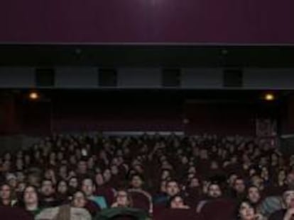 Una sala de cinema plena. 