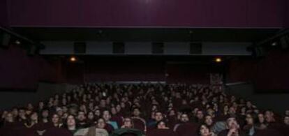 Una sala de cinema plena. 