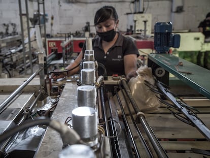 Trabalhadora de uma fábrica de plásticos em Toluca, no México.