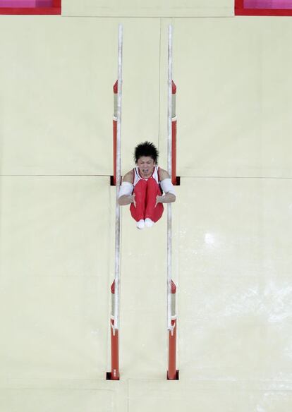 El japonés Kohei Uchimura, durante un ejercicio de paralelas.