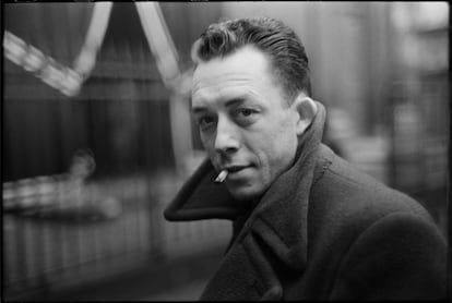 Albert Camus, 1947, en su retrato más mítico. El escritor, nacido en Mondovi en 1913 era hijo de un colono francés ('pied-noir') en Argelia que murió luchando en la I Guerra Mundial; su madre, una figura que la acompañó de manera esencial de por vida, había nacido en Mahón (Menorca) y era semi-analfabeta.