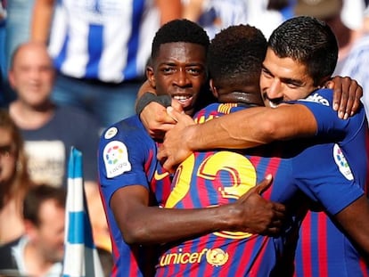 Soccer Football - La Liga Santander - Real Sociedad vs FC Barcelona - Anoeta Stadium, San Sebastian, Spain - September 15, 2018 Barcelona's Luis Suarez celebrates scoring their first goal with team mates REUTERS/Paul Hanna