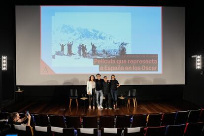 Juan Antonio Bayona con las productoras Sandra Hermida y Belén Atienza, y el actor Enzo Vogrincic, en la Academia. 