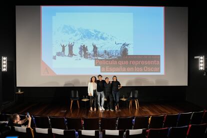 Juan Antonio Bayona con las productoras Sandra Hermida y Belén Atienza, y el actor Enzo Vogrincic, en la Academia.