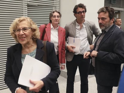 Manuela Carmena, en primer término, en la sede del Ayuntamiento de Madrid el pasado abril.