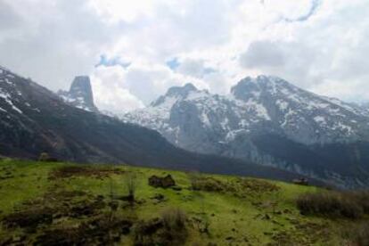 La llanura de Pandébano, con el Naranjo de Bulnes al fondo.