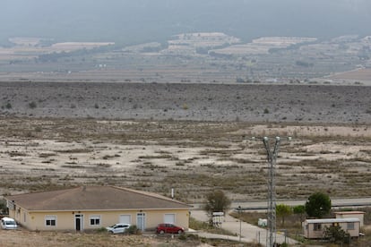 Caseta de control de la Balsa de San Diego, en Villena, que se encuentra prácticamente vacía. 