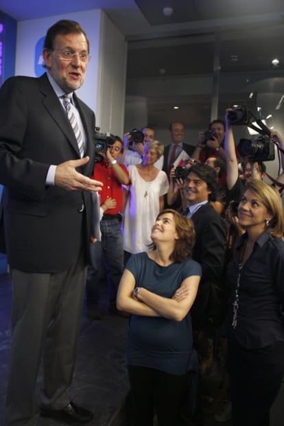 Rajoy, acompañado de Soraya Sáenz de Santamaría y Dolores de Cospedal, en la sede del PP.