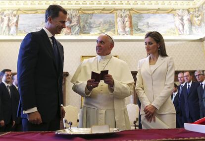El papa Francisco intercambia regalos con los reyes de España durante su visita al Vaticano.