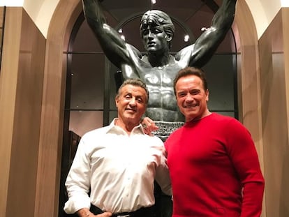 Sylvester Stallone y Arnold Schwarzenegger, ante una estatua de Rocky Balboa, en una imagen del Instagram del primero .