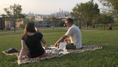 Picnic con vistas a los rascacielos de Manhattan en Sunset Park, en Brooklyn (Nueva York).