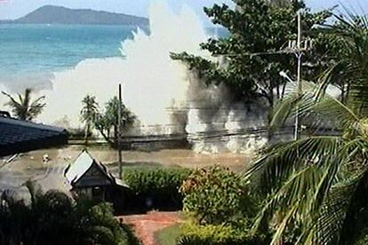 Imagen extraída del vídeo grabado por un turista en un hotel situado en una playa de Phuket (Tailandia).