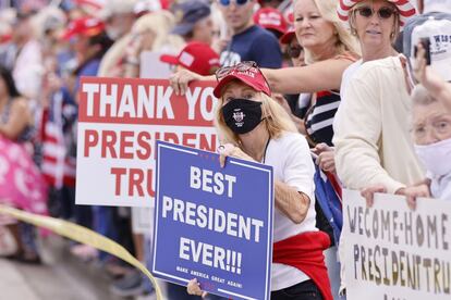 Partidarios de Donald Trump le reciben a su llegada a Florida, donde instalará su residencia junto a Melania Trump. 