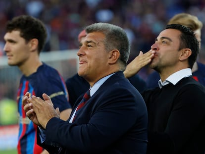 El presidente del Barça, Joan Laporta, junto al entrenador azulgrana, Xavi Hernández, el pasado 28 de mayo.