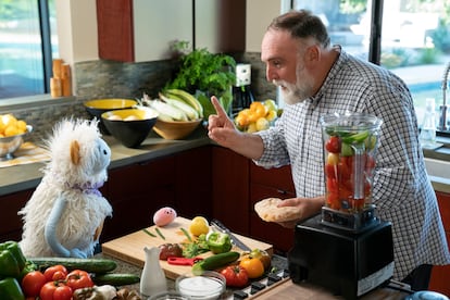 El chef José Andrés, con las marionetas Gofre y Mochi en el primer capítulo del programa de Netflix.