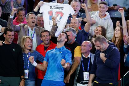 Novak Djokovic celebra junto a sus familiares la victoria en el Open de Australia.