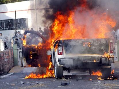 Cami&oacute;n incendiado por manifestantes en Chilpancingo, Guerrero, este lunes, 12 de enero.