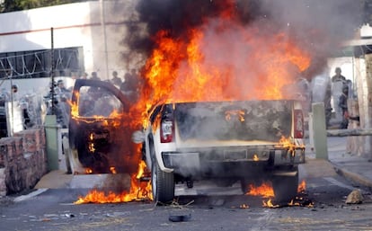 Cami&oacute;n incendiado por manifestantes en Chilpancingo, Guerrero, este lunes, 12 de enero.