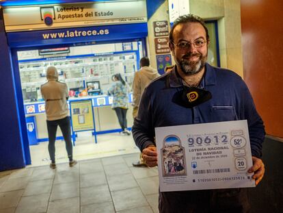 El lotero almeriense Jesús Ibáñez con el número de lotería que ha escondido decimos por la ciudad.